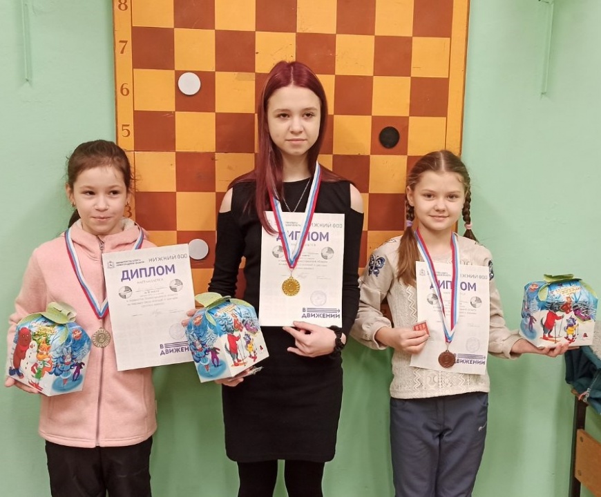 Рубцова в тройке.jpg